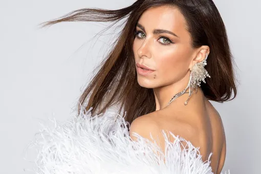 «А взгляд какой томный!» 41-летняя Ани Лорак восхитила поклонников пышной грудью (фото)