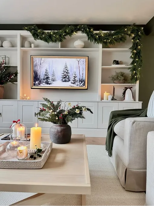 Украсить полки в гостиной на Новый год своими руками можно при помощи хвойной гирлянды. Украсить полки в гостиной на Новый год своими руками можно при помощи хвойной гирлянды.