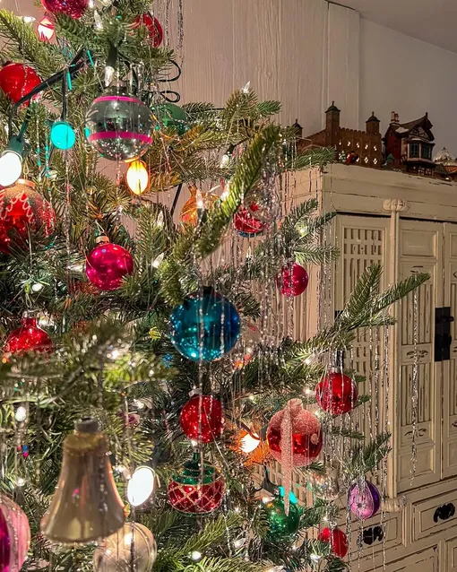 Символ 2026 года Огненная лошадь любит блеск и легкие текстуры, поэтому ей понравится дождик на новогодней елке. Такое украшение принесет деньги и удачу в Новом году.