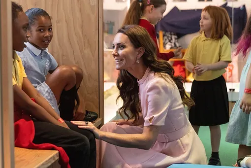 Кейт Миддлтон общается со школьниками в июне 2023 года Кейт Миддлтон общается со школьниками в июне 2023 года