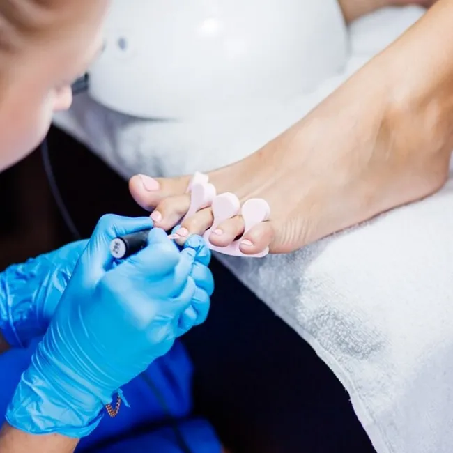 Абстракция и неоклассический френч: какой педикюр в моде весной 2024 года