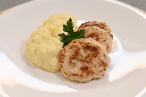 Куриная котлета с картофельным пюре: рецепт от шеф-повара Куриная котлета с картофельным пюре: рецепт от шеф-повара