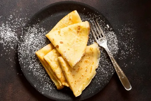 На чугунной сковороде печь блины очень удобно, благодаря ее толстым стенкам На чугунной сковороде печь блины очень удобно, благодаря ее толстым стенкам