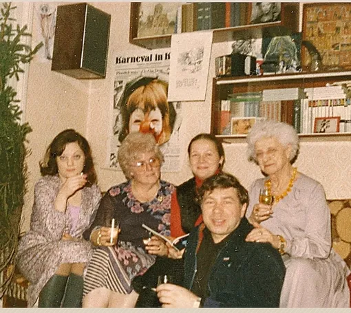 Наталья Гундарева (в центре)