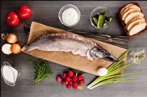 Свежая щука и ингредиенты для приготовления котлет Свежая щука и ингредиенты для приготовления котлет