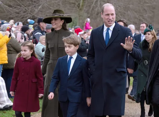 Принцесса Уэльская по пути на рождественскую службу в Сандрингеме в 2022 году Принцесса Уэльская по пути на рождественскую службу в Сандрингеме в 2022 году