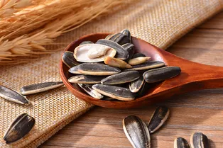 Врач рассказал о неожиданном эффекте семечек для людей старше 50 лет