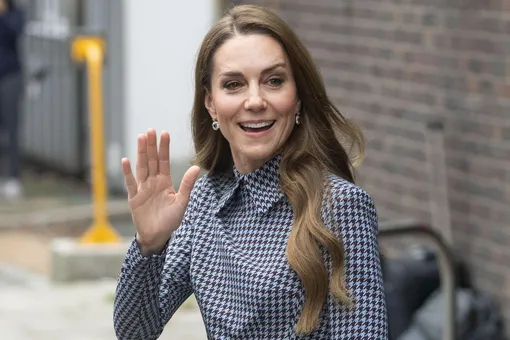 Приталенное платье и подаренные мужем серьги: Кейт Миддлтон выбрала для выхода в свет романтичный образ Приталенное платье и подаренные мужем серьги: Кейт Миддлтон выбрала для выхода в свет романтичный образ