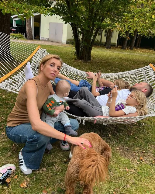 Светлана Бондарчук с сыновьями Сергеем и Петром и внучками