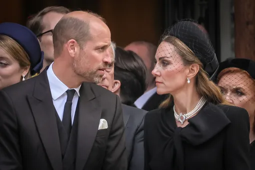 Чёрная вуаль, жемчуга и поцелуй короля: как Кейт Миддлтон простилась с герцогиней Кентской