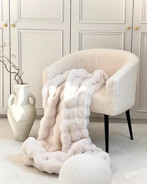 Кресло букле и объемный плед