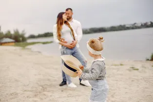 Родители оставили 6-месячную дочь одну на пляже — ребёнка спас добрый прохожий Родители оставили 6-месячную дочь одну на пляже — ребёнка спас добрый прохожий