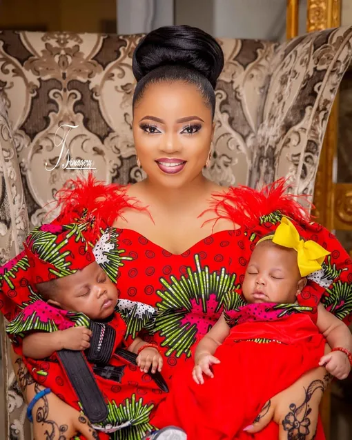 Королева Ануолувапо Адейеми с детьми