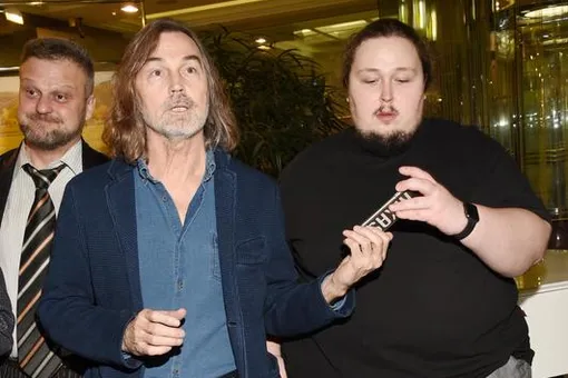 Сын Никоса Сафронова высказался против закрытия McDonald's,приковав себя к двери Сын Никоса Сафронова высказался против закрытия McDonald's,приковав себя к двери