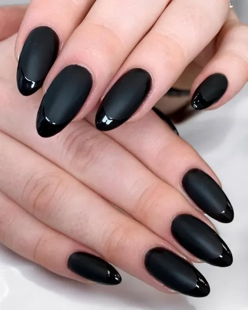 Френч в черном цвете — стильный маникюр на декабрь 2025 года. Этот цвет астрологи назвали денежным, поэтому такой дизайн активирует денежные потоки. Френч в черном цвете — стильный маникюр на декабрь 2025 года. Этот цвет астрологи назвали денежным, поэтому такой дизайн активирует денежные потоки.