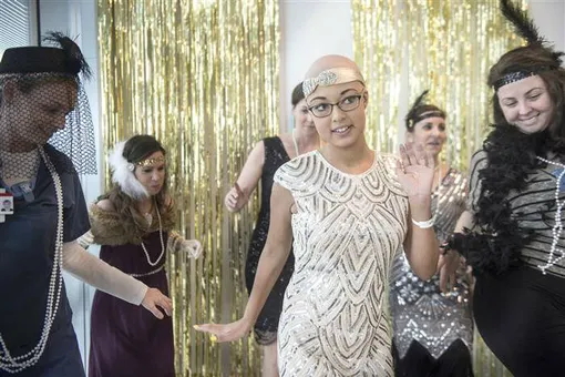 Персональный выпускной вечер для старшеклассницы, которая не может покинуть больницу Персональный выпускной вечер для старшеклассницы, которая не может покинуть больницу