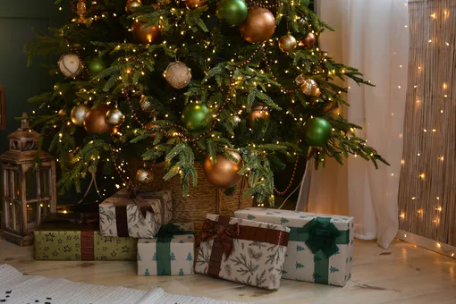 Матовые шары, темная скатерть и еще 6 идей к Новому году 2026 – советует дизайнер