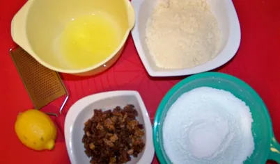 Инжир и абрикосы порезать как можно маленькими кубиками,снять цедру с половины лимона,миндаль залить крутым кипятком и дать постоять 10 минут,затем слить воду и легко снять шкурку с помощью ножа. Хорошо обсушить миндаль и смолоть в кофемолке.