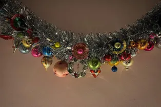 Не только ёлка! 5 идей новогоднего декора из мишуры — фото и видео Не только ёлка! 5 идей новогоднего декора из мишуры — фото и видео