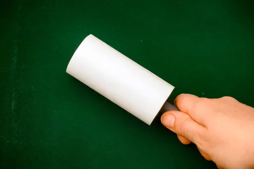 Ёлочные иголки, крошки, конфетти: 5 новогодних проблем, которые решит липкий ролик для одежды