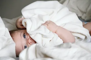 Мать выбросила новорожденную в мусорный бак. Она выжила и теперь спасает людей