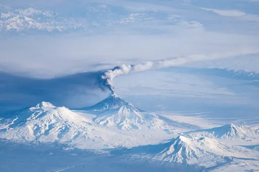 Красный уровень опасности: вулкан Безымянный выбросил столб пепла высотой более 11 км