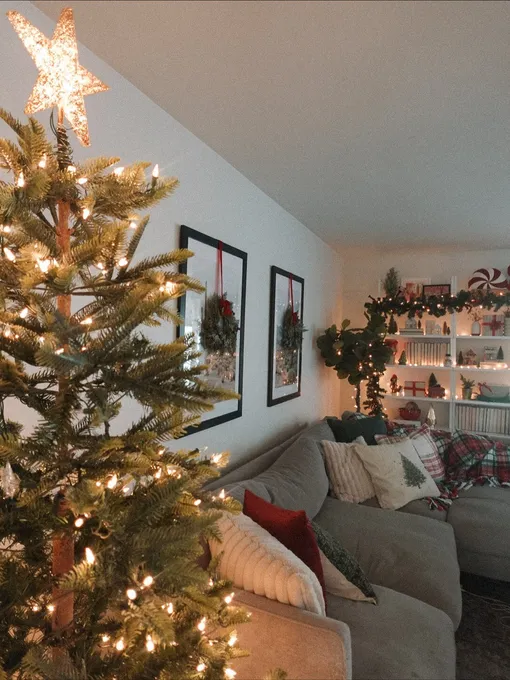 Украсить гостиную к Новому году 2026 поможет тематический текстиль. Это недорогой способ обновить интерьер для встречи года Огненной Лошади. Украсить гостиную к Новому году 2026 поможет тематический текстиль. Это недорогой способ обновить интерьер для встречи года Огненной Лошади.