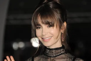 Лили Коллинз пожаловалась, что у неё украли дорогое обручальное кольцо в спа-салоне роскошного отеля Лили Коллинз пожаловалась, что у неё украли дорогое обручальное кольцо в спа-салоне роскошного отеля