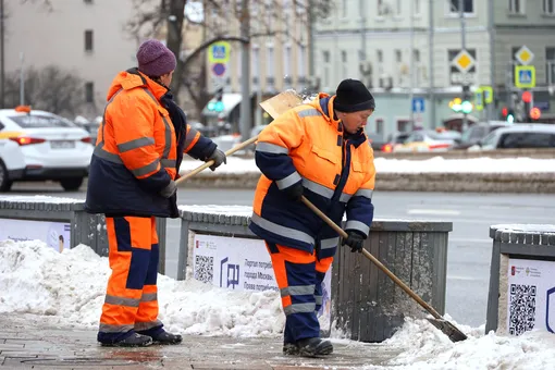 «Это не мотивация»: глава Рособрнадзора призвал родителей не пугать детей работой дворника
