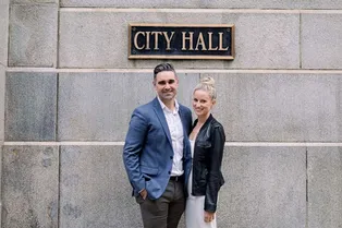 Пара накопила 5000 долларов на свадьбу, но потратила их на еду незнакомым людям