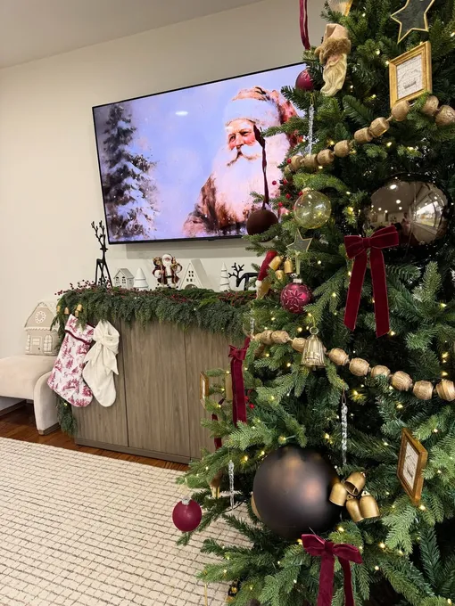 Так украшают елку в год Огненной Лошади: красный с черным — стильный выбор. Так украшают елку в год Огненной Лошади: красный с черным — стильный выбор.