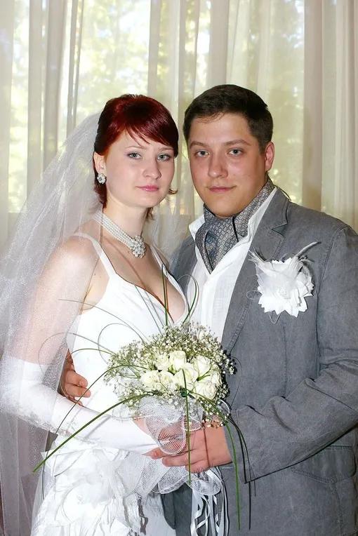 Роман Попов с женой Юлией в день свадьбы в 2007 году Роман Попов с женой Юлией в день свадьбы в 2007 году
