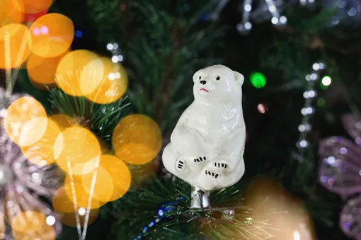 Стильно украсить елку для встречи Нового года 2026 можно советскими игрушками. Они вновь вошли в моду.