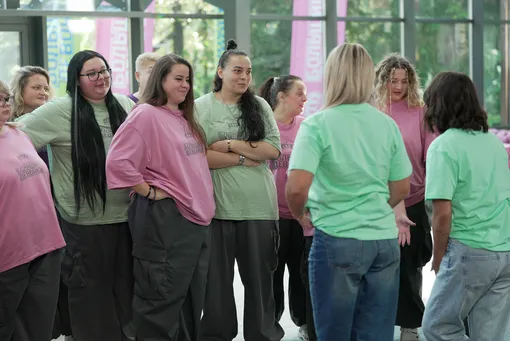 Дана Борисова и Полина Аксенова с участницами шоу «Большие девочки» Дана Борисова и Полина Аксенова с участницами шоу «Большие девочки»