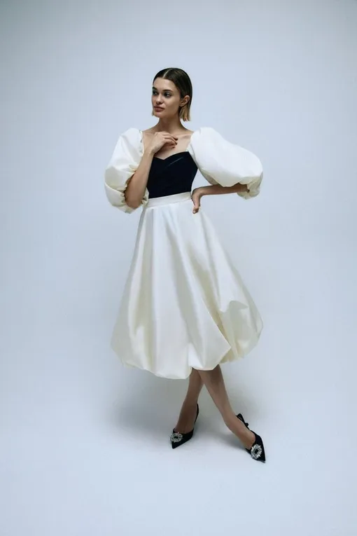 Контрастный наряд из топа и юбки