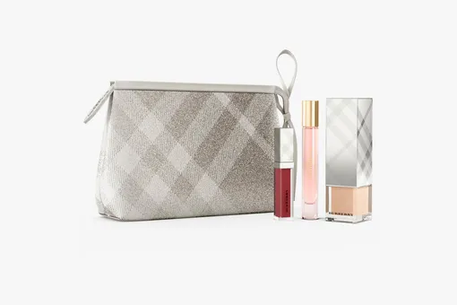 Макияжный набор в косметичке, Burberry, 3434 руб. (цена до скидки – 11449 руб.)
