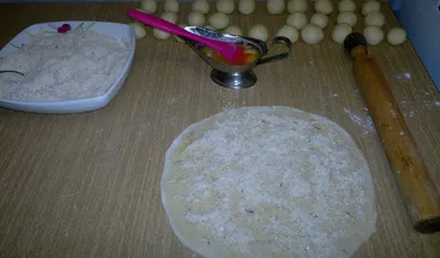 Теперь посыпаем начинкой.