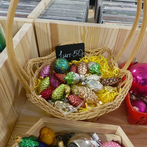 Недорого купить советские елочные игрушки в 2025 году можно в комиссионном магазине или на блошином рынке.