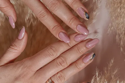 Девушка нарастила ногти обратной стороной. И вот почему Девушка нарастила ногти обратной стороной. И вот почему