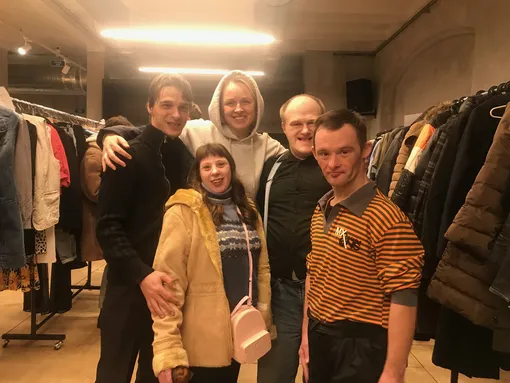 Подопечные фонда из ПНИ 22 и главный редактор журнала «Новый очаг» Наталья Родикова Подопечные фонда из ПНИ 22 и главный редактор журнала «Новый очаг» Наталья Родикова