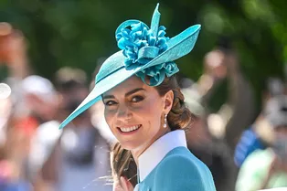 Изумрудный наряд и серебристый клатч: Кейт Миддлтон появилась в бархатном платье на благотворительном варьете-шоу Изумрудный наряд и серебристый клатч: Кейт Миддлтон появилась в бархатном платье на благотворительном варьете-шоу