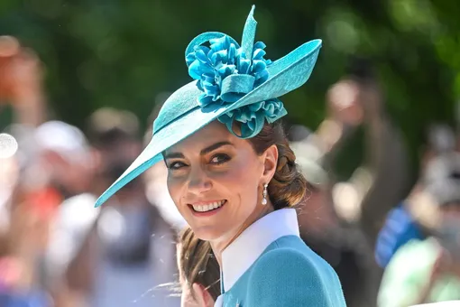 Изумрудный наряд и серебристый клатч: Кейт Миддлтон появилась в бархатном платье на благотворительном варьете-шоу