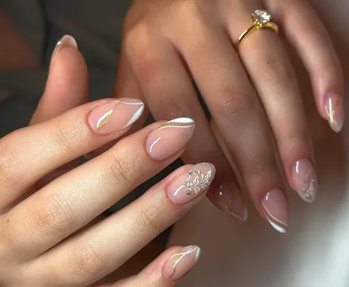 Маникюр с золотым акцентом Маникюр с золотым акцентом