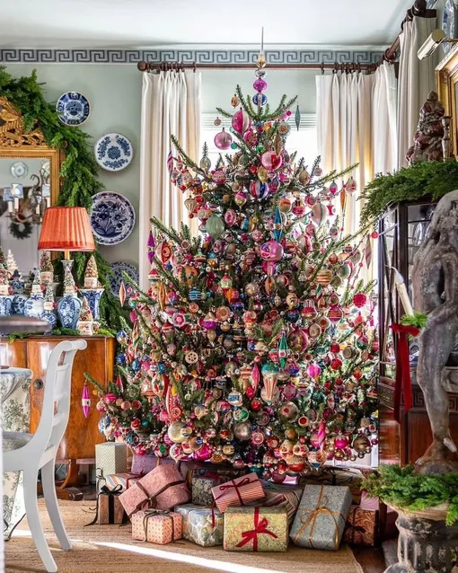 Тренд китчмас — незаурядный способ украсить елку на Новый год.