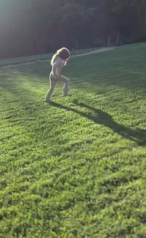 Лилибет бежит по траве Лилибет бежит по траве