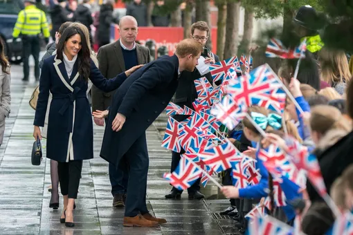 Жизнь принца Гарри и Меган Маркл во дворце не была безоблачной. Для свободной, целеустремлённой, самодостаточной Меган многое в этой жизни было шокирующим: вечные правила, этикет, протокол