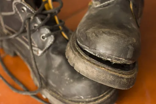 Старая обувь (особенно с отклеенной подошвой)