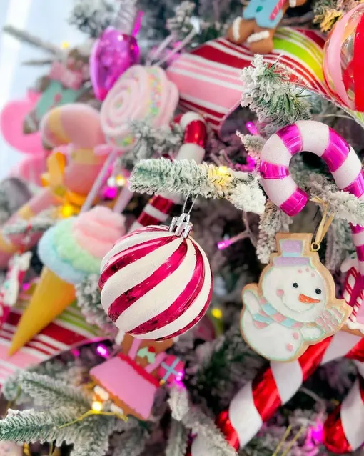 Огненная Лошадь любит яркие цвета. Если украсить елку игрушками в красно-розовой гамме, то это поможет привлечь удачу и деньги в 2026 году.