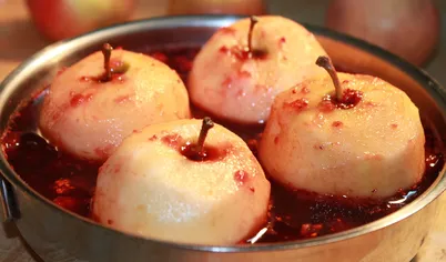 Выложить яблоки в кипящий соус, закрыть крышкой и готовить на медленном огне 20 минут. Снять крышку и готовить без нее еще 10 минут.