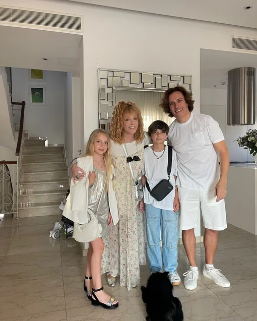 Алла Пугачёва с мужем и детьми